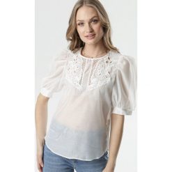 Biała Bluzka Morse. Białe bluzki damskie Born2be, s, bez wzorów, z okrągłym kołnierzem, z krótkim rękawem. Za 89,99 zł.