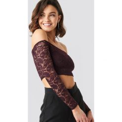 NA-KD Party Koronkowy top z odkrytymi ramionami - Red. Czerwone topy damskie marki NA-KD Party, bez wzorów, z koronki, bez kołnierzyka. Za 100,95 zł.