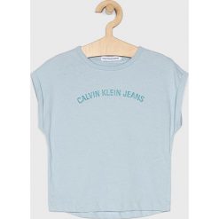 Calvin Klein Jeans - Top dziecięcy 104-176 cm. Niebieskie bluzki dziewczęce Calvin Klein Jeans, z nadrukiem, z bawełny, z okrągłym kołnierzem, z krótkim rękawem, krótkie, bez kaptura. W wyprzedaży za 59,90 zł.