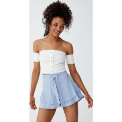 Spodenki z falbaną i drobnym nadrukiem. Szare szorty damskie Pull&Bear, z nadrukiem. Za 79,90 zł.