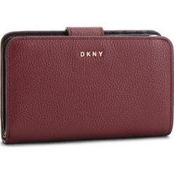 Duży Portfel Damski DKNY - Sm Carryall R83ZA659 Blood Red XOD. Czerwone portfele damskie DKNY, bez wzorów, ze skóry. W wyprzedaży za 349,00 zł.