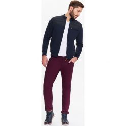 Spodnie męskie typu basic z pięcioma kieszeniami. Czerwone spodnie męskie Top Secret, na co dzień, na lato, s, bez wzorów, z bawełny, eleganckie. W wyprzedaży za 39,99 zł.