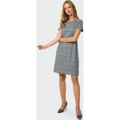 Sukienka trapezowa w kratę szara - 38. Szare sukienki damskie e-margeritka.pl, na co dzień, bez wzorów, z poliesteru, eleganckie, z okrągłym kołnierzem, bez rękawów, midi, proste. Za 119,99 zł.