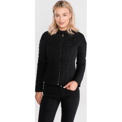 Guess Vona Kurtka Czarny. Czarne kurtki damskie Guess, na wiosnę, s, z aplikacjami, z materiału. Za 657,95 zł.