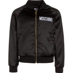MOSCHINO Kurtka Bomber nero/black. Czarne kurtki chłopięce marki MOSCHINO, z elastanu. W wyprzedaży za 671,20 zł.