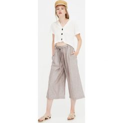 Spodnie culotte z lnu w paski. Niebieskie spodnie damskie Pull&Bear. Za 79,90 zł.