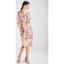 Sukienki: Hope & Ivy Maternity WRAP FRONT KIMONO DRESS Sukienka koktajlowa blush