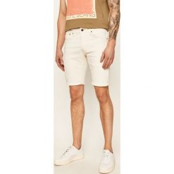 Pepe Jeans - Szorty jeansowe Stanley. Białe spodenki i szorty męskie Pepe Jeans, z aplikacjami, z elastanu, casualowe. W wyprzedaży za 239,90 zł.