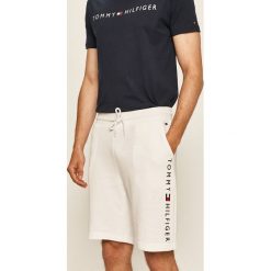Tommy Hilfiger - Szorty. Białe spodenki i szorty męskie TOMMY HILFIGER, xl, bez wzorów, z bawełny, casualowe. Za 229,90 zł.