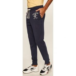 Izod - Spodnie. Szare spodnie męskie IZOD, s, z nadrukiem, z bawełny. W wyprzedaży za 189,90 zł.