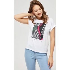 T-shirt z napisem. Białe bluzki damskie Moodo, xs, z nadrukiem, z bawełny, klasyczne, z okrągłym kołnierzem. Za 19,99 zł.