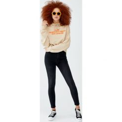 Jeansy rurki z wysokim stanem. Czarne jeansy damskie Pull&Bear, bez wzorów, z jeansu, z podwyższonym stanem. Za 109,00 zł.