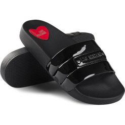 Klapki Love Moschino. Czarne klapki damskie Love Moschino, bez wzorów, bez obcasa. Za 299,00 zł.