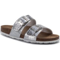 Klapki KAZAR - 45081-TS-12 Silver. Szare klapki damskie Kazar, w paski, ze skóry ekologicznej, na wysokim obcasie. W wyprzedaży za 119,00 zł.
