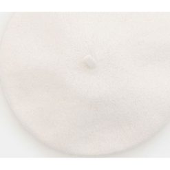 Wełniany beret - Kremowy. Białe berety damskie Mohito, bez wzorów, z wełny. Za 39,99 zł.