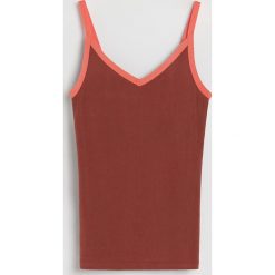 Top z prążkowanej dzianiny - Bordowy. Czerwone topy damskie Reserved, xl, bez wzorów, z dzianiny, bez kołnierzyka. W wyprzedaży za 19,99 zł.