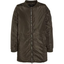 The New ELVO LONG JACKET Płaszcz zimowy tarmac. Brązowe kurtki chłopięce marki The New, na zimę, z poliesteru. W wyprzedaży za 223,30 zł.