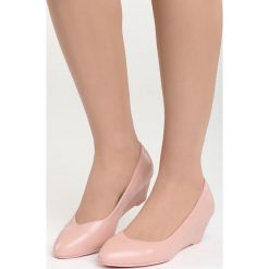 Różowe Czółenka Ripple. Różowe buty ślubne damskie marki Born2be, na niskim obcasie, na koturnie. Za 69,99 zł.