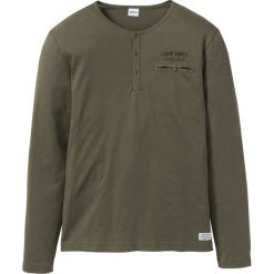 Shirt z długim rękawem i plisą guzikową Regular Fit bonprix ciemnooliwkowy. Zielone koszulki męskie bonprix, s, z nadrukiem, bez kołnierzyka, z długim rękawem, długie. Za 54,99 zł.