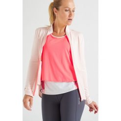 Bluza fitness kardio damska 500 jasnoróżowa. Różowe bluzy sportowe damskie DOMYOS, bez wzorów, z elastanu, bez rękawów, bez kaptura, na fitness i siłownię. Za 59,99 zł.