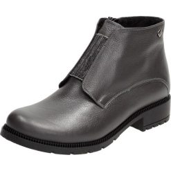 Szare POLSKIE botki, buty damskie DEONI B34. Szare botki damskie Deoni, ze skóry, na wysokim obcasie, na obcasie, bez zapięcia. W wyprzedaży za 179,00 zł.