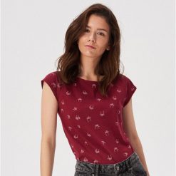 T-shirt z nadrukiem all over - Bordowy. Czerwone t-shirty damskie Sinsay, s, z nadrukiem, bez kołnierzyka. Za 14,99 zł.
