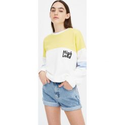 Jeansowe spodenki mom fit. Niebieskie szorty damskie Pull&Bear, bez wzorów, z jeansu. Za 89,90 zł.