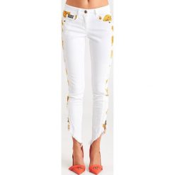 JEANSY versace jeans couture. Jeansy damskie Versace Jeans Couture, bez wzorów, z jeansu, klasyczne, z podwyższonym stanem. W wyprzedaży za 1091,30 zł.