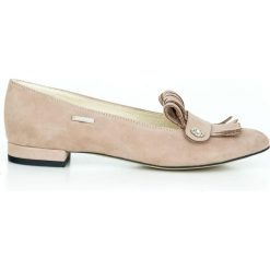 Nubukowe balerinki z ozdobą - skóra naturalna - model 046 - kolor cappuccino. Szare baleriny damskie Zapato, z aplikacjami, z jeansu, klasyczne, bez obcasa, na obcasie. W wyprzedaży za 179,40 zł.