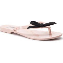 Japonki MELISSA - Harmonic + Jason Wu V 32626 Pink/Black 51647. Różowe klapki damskie Melissa, z aplikacjami, z tworzywa sztucznego, bez obcasa, na obcasie. W wyprzedaży za 199,00 zł.