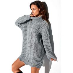Sweter oversize z golfem - jasnoszary, Uniwersalny. Szare sukienki damskie e-margeritka.pl, uniwersalny, bez wzorów, ze splotem, z golfem, z długim rękawem, długie, mini, oversize. Za 149,99 zł.