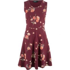 Sukienka shirtowa bez rękawów, w kwiatowy deseń bonprix czerwony klonowy w kwiatki. Czerwone sukienki damskie bonprix, w kwiaty, bez kołnierzyka, bez rękawów. Za 74,99 zł.