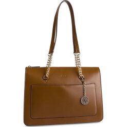 Torebka DKNY - Bryant Lg Zip Tote R74A3009 Vic 249. Pomarańczowe torebki klasyczne damskie DKNY, bez wzorów, ze skóry, klasyczne, bez dodatków. W wyprzedaży za 669,00 zł.