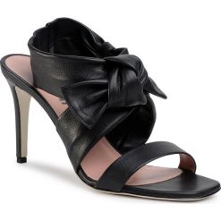 Sandały POLLINI - SA16418C0ATH0000 Nero. Czarne klapki damskie Pollini, z aplikacjami, ze skóry, bez obcasa, na obcasie. W wyprzedaży za 899,00 zł.