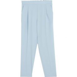 Spodnie tailoring basic. Czarne spodnie damskie Pull&Bear. Za 49,90 zł.
