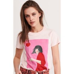 T-shirt z nadrukiem i aplikacją - Różowy. Różowe t-shirty damskie Reserved, s, z nadrukiem. Za 39,99 zł.