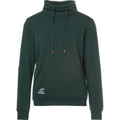 Ciemnozielona Bluza Yrelira. Zielone bluzy męskie Born2be, xl, bez wzorów, bez kołnierzyka, bez rękawów, bez kaptura. Za 79,99 zł.