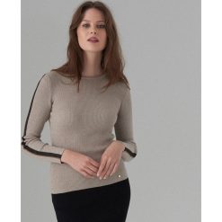 Dopasowany sweter z efektem połysku - Beżowy. Brązowe swetry damskie Mohito, s, bez wzorów, bez rękawów, bez kaptura. Za 89,99 zł.