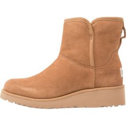Buty zimowe damskie: UGG KRISTIN Botki na koturnie chestnut