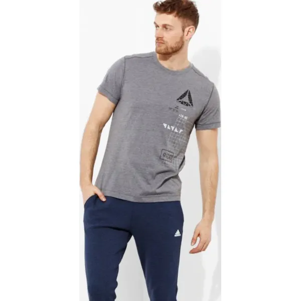 Reebok Koszulka Ss Speedwick Graphic Tee , szary, rozmiar L. Szare koszulki męskie Reebok, m, bez wzorów, z poliesteru, bez kołnierzyka, bez rękawów. W wyprzedaży za 69,99 zł.