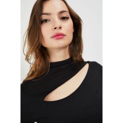 Bluzka z ozdobnym dekoltem. Czarne bluzki damskie Moodo, l, z elastanu. Za 39,99 zł.