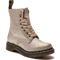 Glany DR. MARTENS - 1460 Pascal Glitter 24320714 Pale Gold. Żółte buty zimowe damskie Dr. Martens, z materiału. Za 629,00 zł.