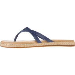 UGG Annice Japonki Niebieski. Niebieskie klapki damskie Ugg, w paski, ze skóry, bez obcasa. Za 386,95 zł.