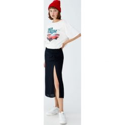 Spódnica midi z rozcięciem i marszczeniem. Czarne spódniczki marki Pull&Bear, midi. Za 89,90 zł.