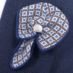 Biała wpinka do butonierki z niebiesko-szarym wzorem W36. Szare marynarki męskie Modini Moda Męska, m, bez wzorów, casualowe. Za 26,10 zł.