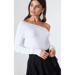 Swetry klasyczne damskie: Kristin Sundberg for NA-KD Sweter w prążki z odkrytymi ramionami – White