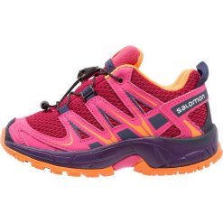 Salomon XA PRO 3D Obuwie do biegania Szlak cerise/acai/bird of paradise. Czerwone buty damskie do biegania marki Salomon, z gumy. Za 259,00 zł.