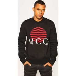 Sweter MCQ Alexander McQueen 577570 RON01 1000. Czarne swetry męskie McQ Alexander McQueen, m, bez wzorów, z bawełny, klasyczne, z klasycznym kołnierzykiem, bez kaptura. W wyprzedaży za 979,00 zł.