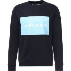 Calvin Klein Jeans INSTITUTIONAL BOX CREW NECK Bluza blue. Niebieskie bluzy męskie Calvin Klein Jeans, m, z bawełny. Za 419,00 zł.