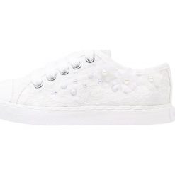 Geox CIAK Tenisówki i Trampki white. Białe trampki dziewczęce Geox, z materiału, klasyczne. W wyprzedaży za 194,35 zł.